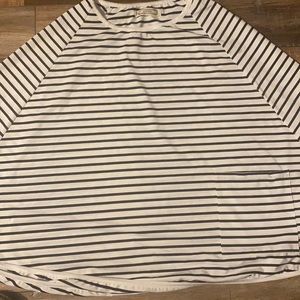 Lucine nursing/car seat cover with pocket